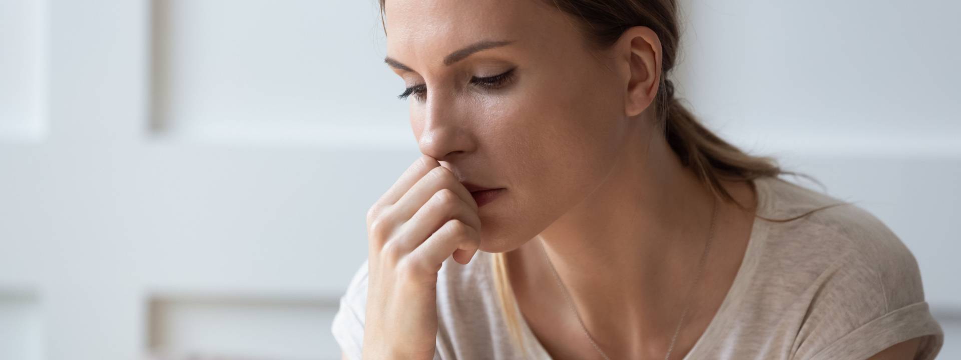 Menstruação atrasada e corrimento estranho! Alguém teve?